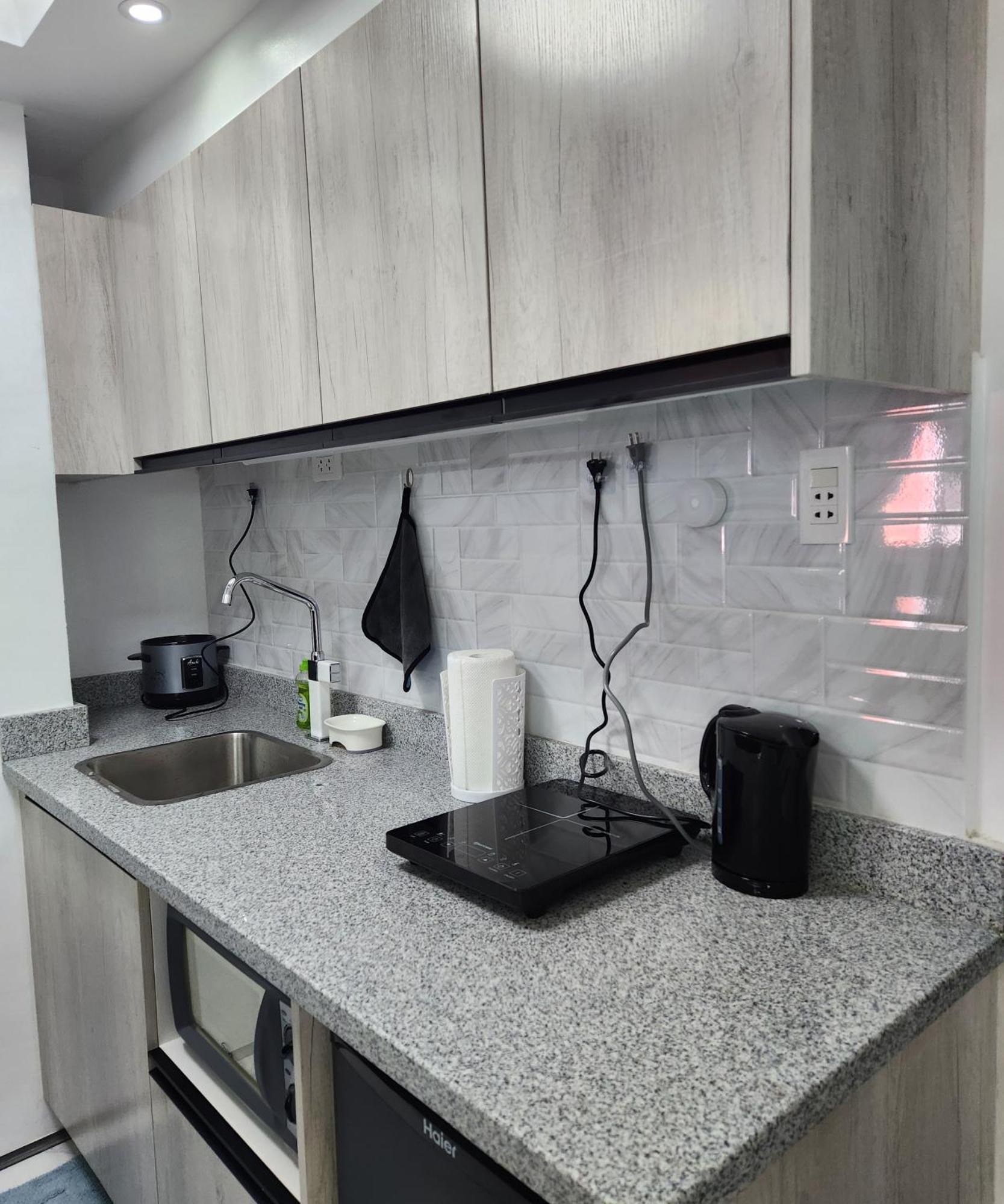 Condo Azur Suites B207 Near Airport, Netflix, Stylish, Cozy With Swimming Pool マクタン エクステリア 写真