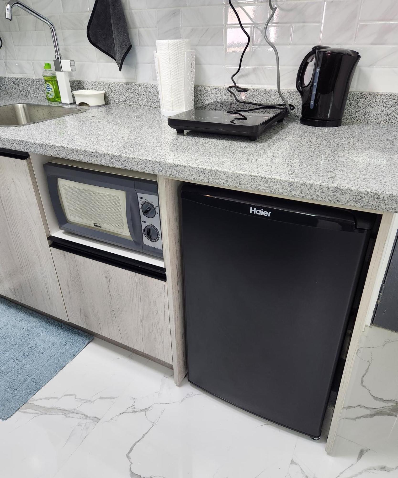 Condo Azur Suites B207 Near Airport, Netflix, Stylish, Cozy With Swimming Pool マクタン エクステリア 写真